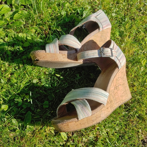 TOMS • Wedge Sandals Womens Stripe Summer Vacation Cute Fun Canvas Ankle Strap 6 - Picture 6 of 10